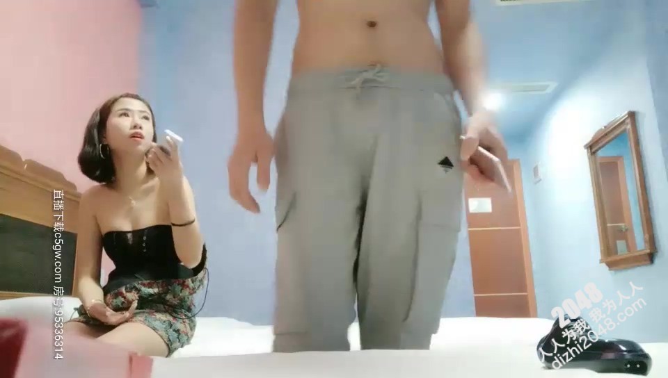 O984 大耳环短发少妇TP啪啪，洗完澡穿上黑丝乳推舔菊服务完再开干，口交大力猛操呻吟