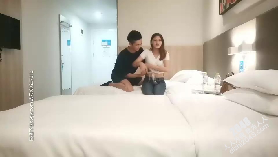 O986 约了个白衣妹子，小哥硬不起猥琐胖男进来接班干，舔弄上位骑乘特写床边猛操