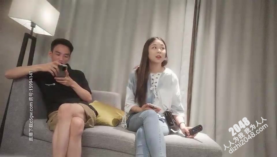 O983 约了个牛仔裤妹子TP啪啪，沙发上脱光舔奶扣逼调情骑脸69舔逼，大力猛操呻吟娇喘