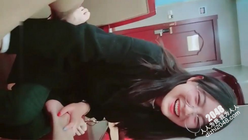 O1088 某收费网站流出-艺术院校文艺范气质美女宾馆和男友开房没满足男友吃鸡巴要求被扒光衣服玩弄嫩穴,扛着腿狠狠干!