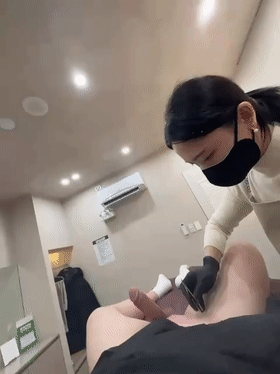 猎奇男儿去阴毛:还有这种服务?美女帮忙去吊毛,话说这小子痛并翘着,整个过程鸡巴都是翘上天的!