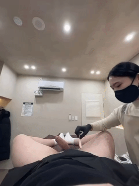 猎奇男儿去阴毛:还有这种服务?美女帮忙去吊毛,话说这小子痛并翘着,整个过程鸡巴都是翘上天的!