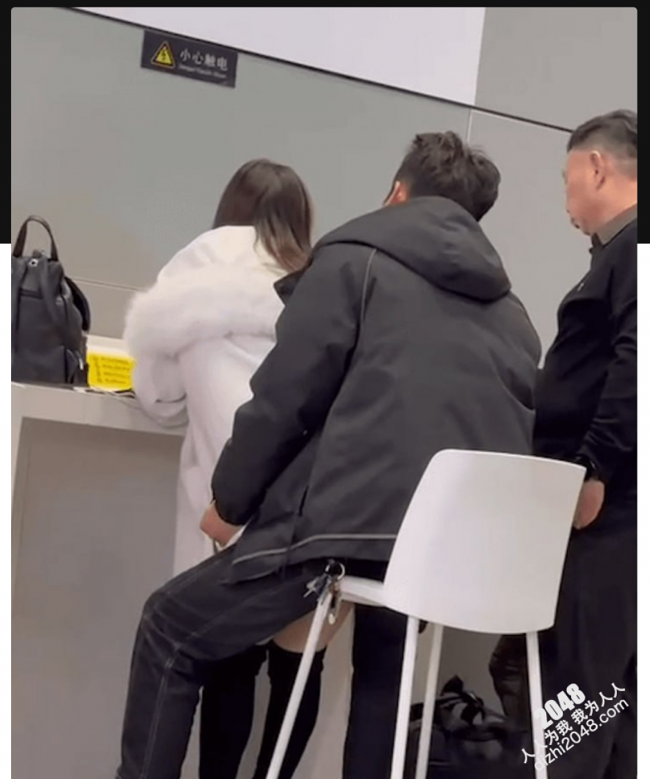 高铁站手机充电区 妹子用屁股勾引男朋友 男友不甘示弱 当众掏出大宝贝 公共场合开干