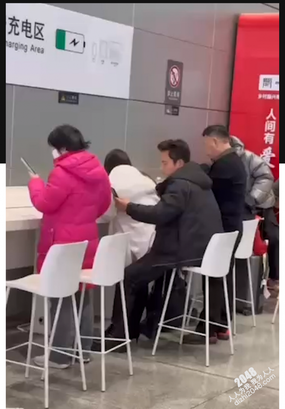 高铁站手机充电区 妹子用屁股勾引男朋友 男友不甘示弱 当众掏出大宝贝 公共场合开干
