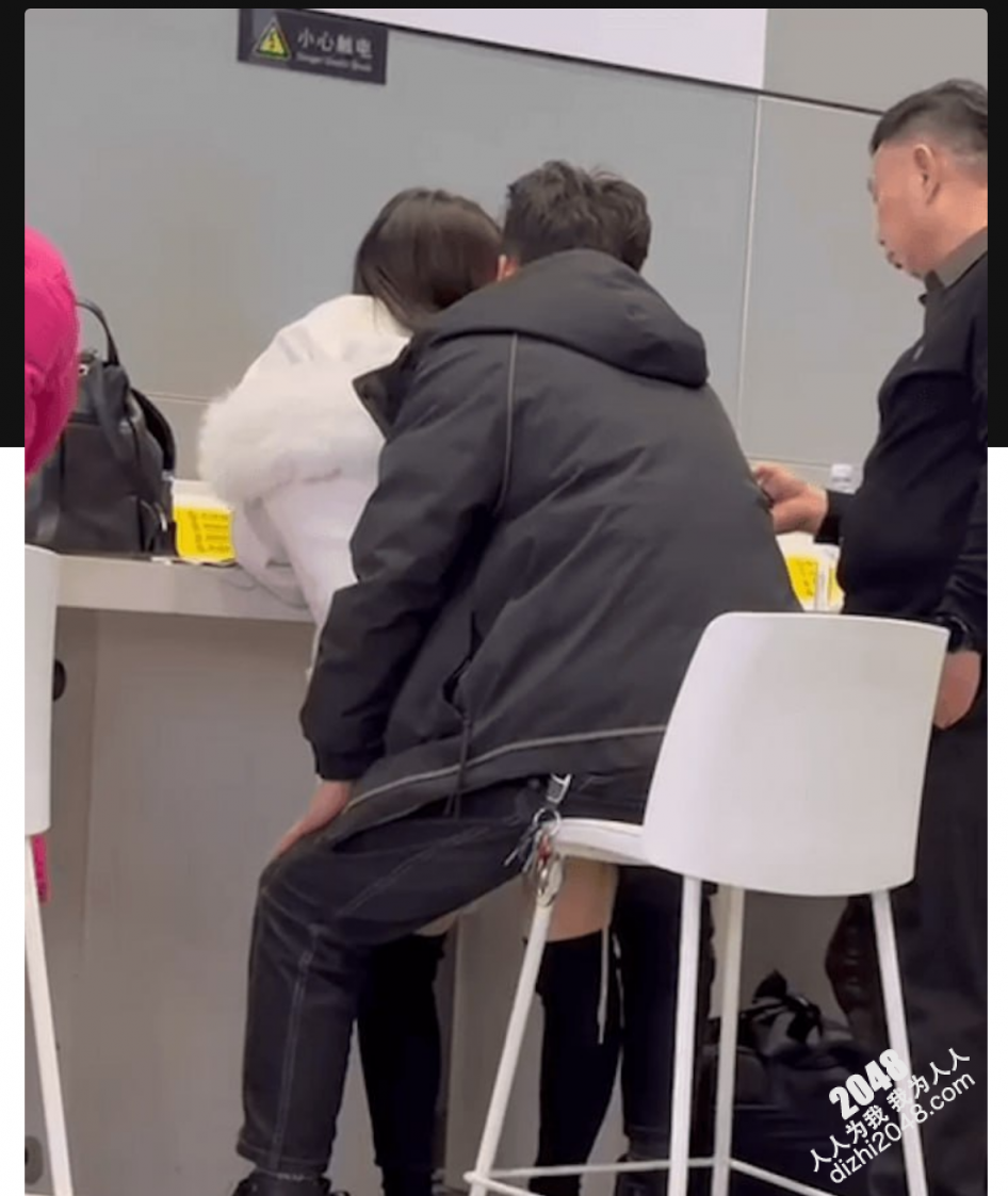 高铁站手机充电区 妹子用屁股勾引男朋友 男友不甘示弱 当众掏出大宝贝 公共场合开干