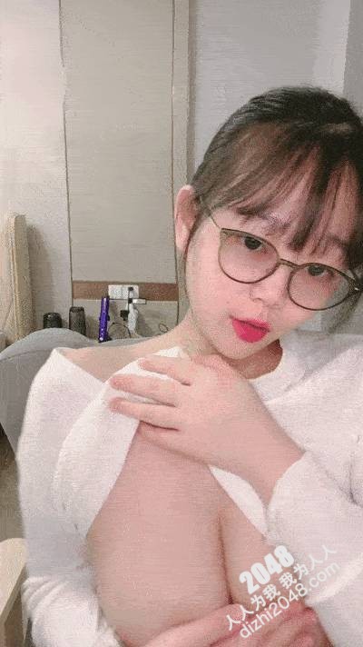 眼鏡清純美少女桃子!極品大白美臀!翹起屁股抖動,手指扣穴拍打水聲嘩嘩