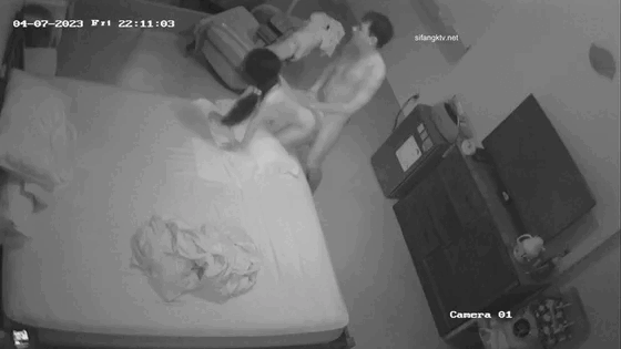 黑客破解家庭网络摄像头偷拍夫妻日常性生活猛男玩的花里胡哨 轻松抱起来媳妇一顿操