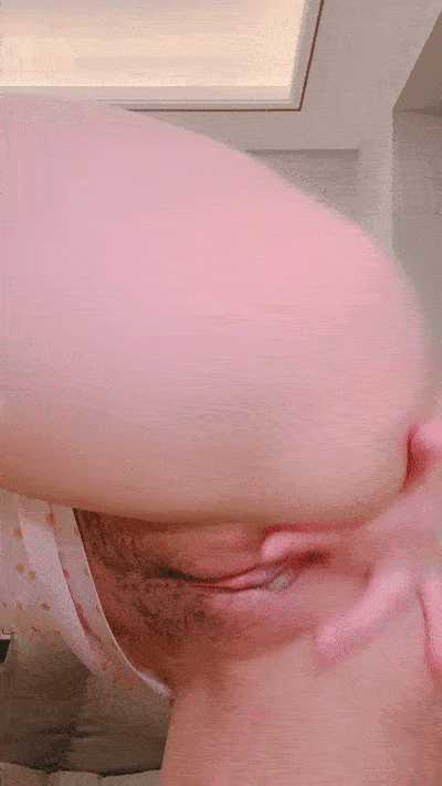 眼鏡清純美少女桃子！極品大白美臀！翹起屁股抖動，手指扣穴拍打水聲嘩嘩