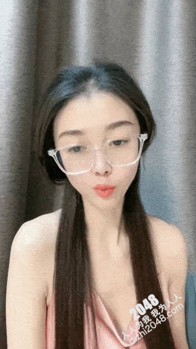 文静高冷眼镜小姐姐!苗条身材扭动细腰!多毛骚穴m腿,跪在椅子左右摆弄