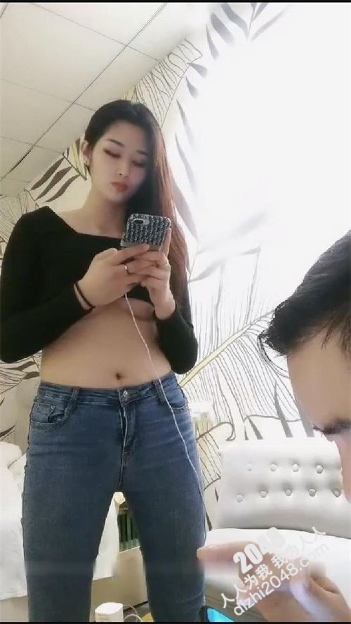 牛仔裤紧身黑色t恤小姐姐 这曼妙森子展示的淋漓尽致 大长腿翘臀美乳